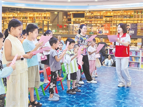 小朋友們一起學習防疫快板歌謠。