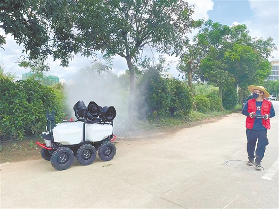 無人車有效克服了傳統(tǒng)人工消殺的局限，顯著提升了防控效能。