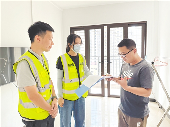 臺(tái)山市住房和城鄉(xiāng)建設(shè)局工作人員向入住消殺隊(duì)員提供貼心關(guān)懷和服務(wù)。