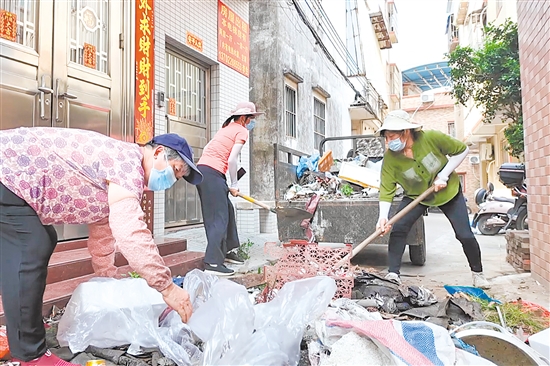 “大媽清掃隊(duì)”的隊(duì)員們主動(dòng)犧牲休息時(shí)間，對(duì)村內(nèi)雜物進(jìn)行徹底的清運(yùn)處置。
