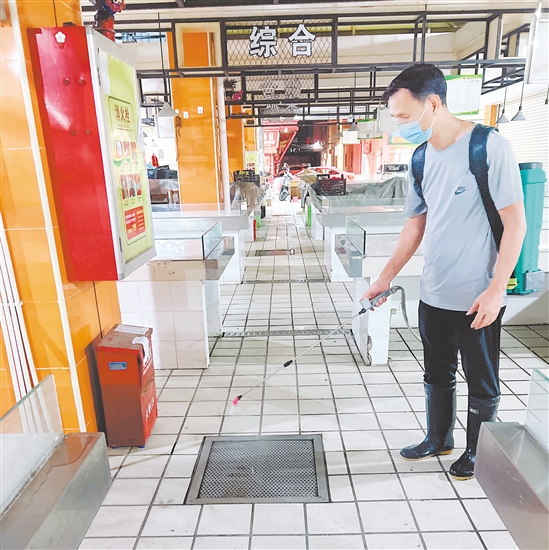 市場監(jiān)管部門督促指導農(nóng)貿(mào)市場嚴格落實早晚消殺。