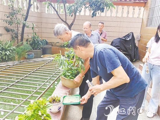 石鶴利社區(qū)居民積極協(xié)助社區(qū)清理積水。