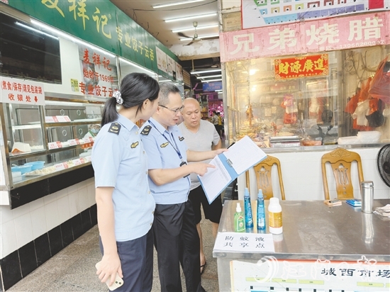 市場監(jiān)管人員到農(nóng)貿(mào)市場檢查消殺臺賬。