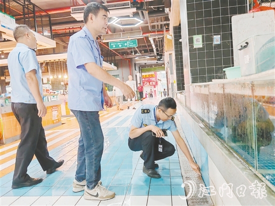 市場監(jiān)管人員到農(nóng)貿(mào)市場開展疫情防控全覆蓋督導(dǎo)檢查。