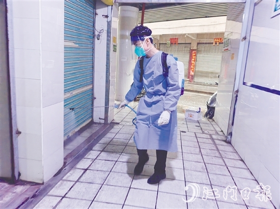 農(nóng)貿(mào)市場積極做好消殺工作，切斷蚊媒傳染病傳播鏈條。