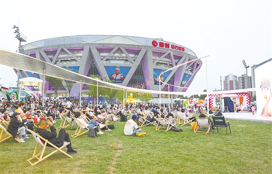 10月1日，中國網(wǎng)球公開賽期間，球迷在國家網(wǎng)球中心內(nèi)的大屏前觀看比賽。新華社發(fā)