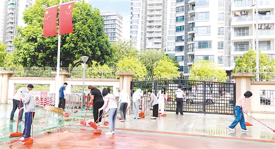 江海全民行動，清理蚊蟲孳生地。