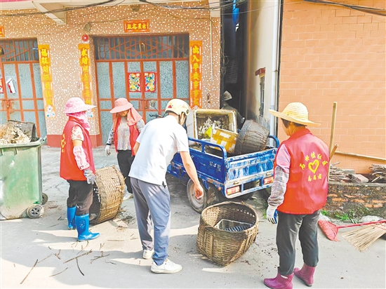 開平龍勝鎮(zhèn)黨員群眾志愿服務隊開展“兩清一滅”大行動，黨員干部帶著群眾干。