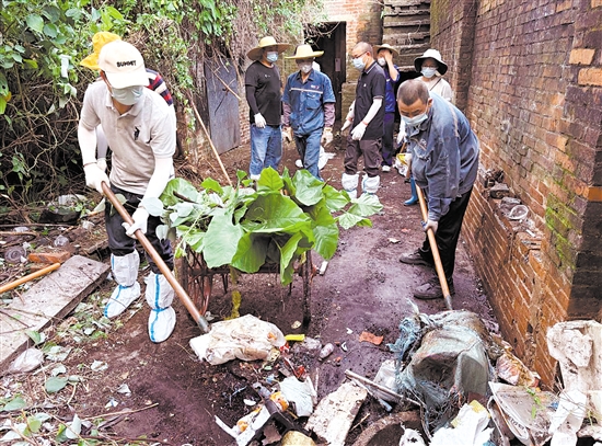 江門市殘聯(lián)系統(tǒng)職工走進街巷，開展“兩清一滅”大行動。