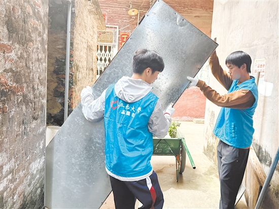 五邑大學(xué)大學(xué)生志愿者下沉社區(qū)參與防蚊滅蚊服務(wù)。