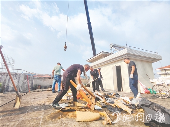 志愿者上門清理居民樓天臺的垃圾。