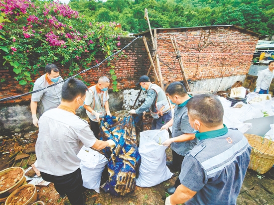 連日來，滴滴代駕司機與外賣騎手化身防蚊滅蚊“先鋒軍”。圖為新業(yè)態(tài)從業(yè)者在清理雜物。