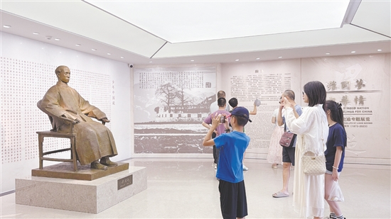 游客走進(jìn)梁?jiǎn)⒊示訁⒂^。