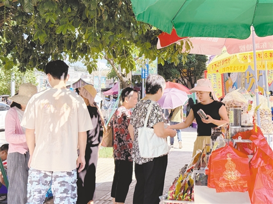 陳皮商業(yè)特色街有著各具特色的商店、攤檔。