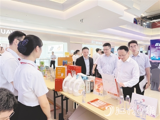 我市金融機構(gòu)在活動現(xiàn)場設(shè)置金融知識宣傳攤位。