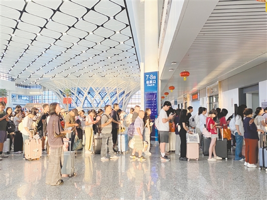 國慶中秋假期，江門站客流持續(xù)保持高位。