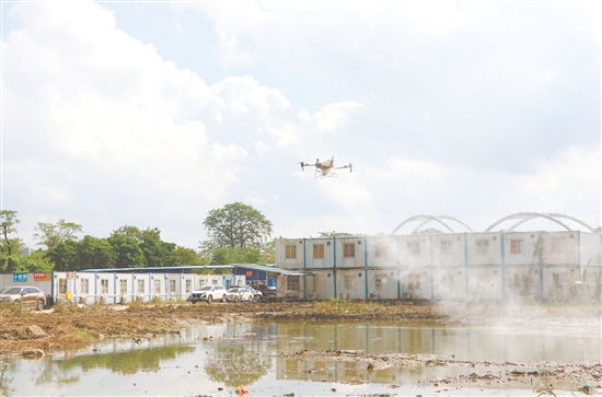 區(qū)住房城鄉(xiāng)建設(shè)局聯(lián)合轄區(qū)企業(yè)開(kāi)展無(wú)人機(jī)高空全域消殺行動(dòng)。圖為無(wú)人機(jī)在潮連街道進(jìn)行消殺。劉淑君