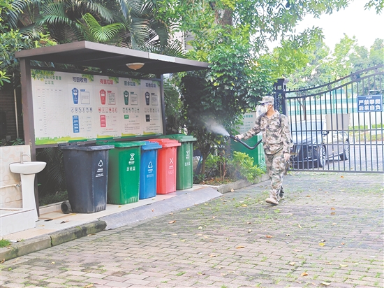 蓬江區(qū)直民兵應(yīng)急成蚊消殺隊(duì)在環(huán)市街道開(kāi)展消殺工作。任佳燕