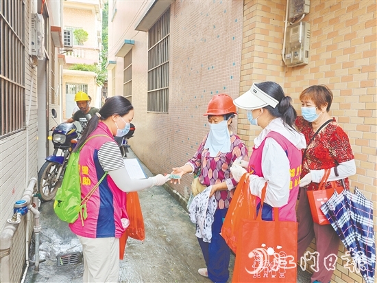 巾幗志愿者宣傳防蚊知識，發(fā)放滅蚊用品。