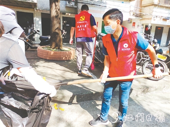僑界志愿者下沉社區(qū)開展滅蚊防蚊專項行動。