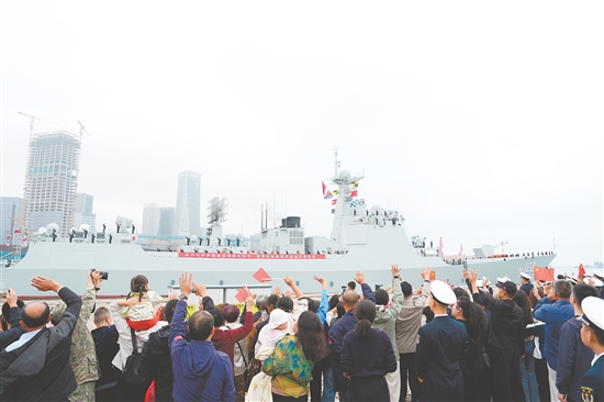 10月11日，中國海軍第48批護(hù)航編隊從山東青島某軍港解纜起航。這是儀式現(xiàn)場。新華社發(fā)