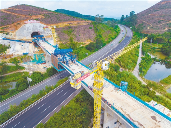 本次合龍的跨G94高速公路大橋總長314.5米，采用鋼管柱支架法現(xiàn)澆施工，實(shí)現(xiàn)了安全高效施工與保障公路暢通的雙重目標(biāo)。