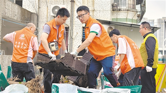 市工商聯(lián)組織商協(xié)會(huì)、企業(yè)志愿服務(wù)隊(duì)到社區(qū)協(xié)助清理垃圾。