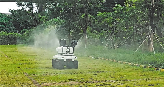 江門產(chǎn)研院聯(lián)合相關(guān)機(jī)構(gòu)研發(fā)的履帶式室外智能噴灑滅蚊自動(dòng)化設(shè)備已投入使用。