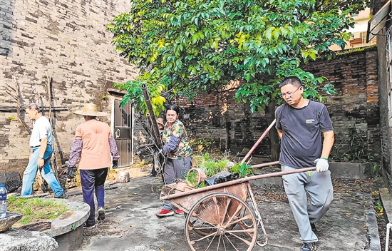 村民合力整治衛(wèi)生黑點，清運堆積雜物。