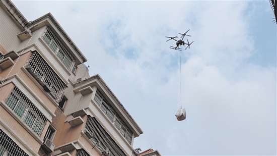 應(yīng)急救援無(wú)人機(jī)將樓頂打包好的垃圾安全吊運(yùn)至地面，極大提升了清運(yùn)效率。