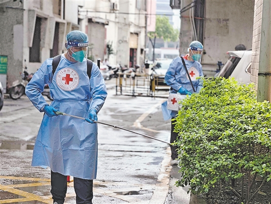 江門市紅十字會(huì)應(yīng)急消殺志愿服務(wù)隊(duì)在蓬江區(qū)東風(fēng)社區(qū)開展防蚊滅蚊工作。