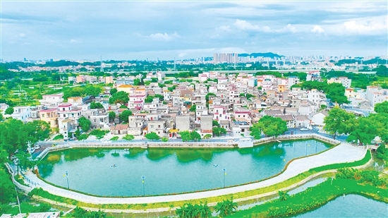 鶴山市龍口鎮(zhèn)霄南村因民俗文化和民族團(tuán)結(jié)交融而聞名，成為海內(nèi)外游客的“打卡勝地”。