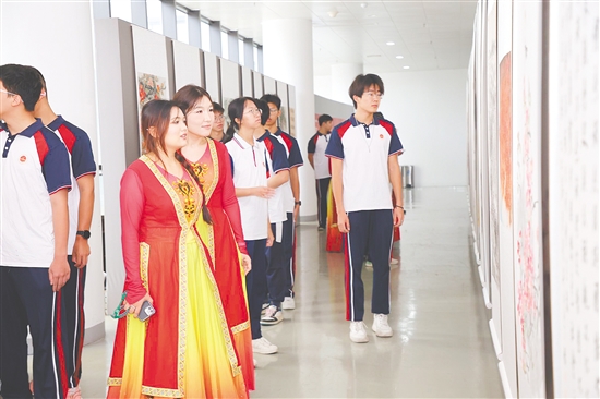 各民族青少年在五邑大學(xué)參觀書畫作品展。