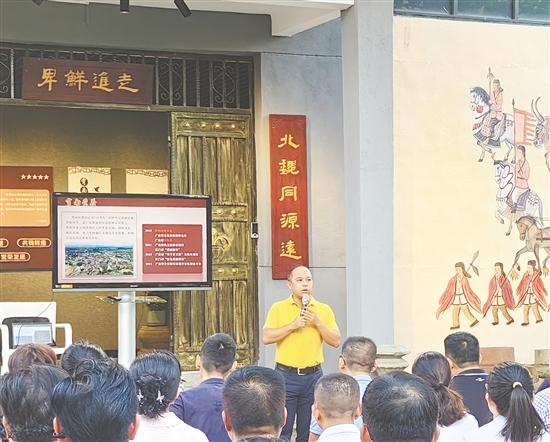 溫啟勝在霄南村講民族團(tuán)結(jié)黨課。