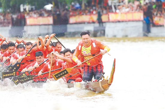 廖長亮（最前者）參加廣東省第五屆傳統(tǒng)龍舟錦標(biāo)賽。