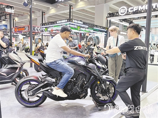 大冶摩托在廣交會上展示其最新研發(fā)的摩托車。