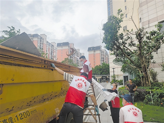 開(kāi)平文聯(lián)志愿者下沉社區(qū)，協(xié)助清理垃圾，消除蚊蟲(chóng)孳生地。