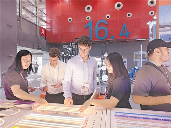 第138屆廣交會上，一家江門企業(yè)帶來的無頻閃燈帶吸引到不少客商駐足了解。