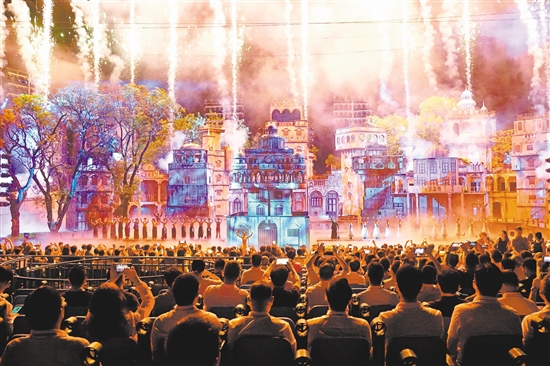 10月16日晚上，赤坎華僑古鎮(zhèn)火秀劇場上演精彩演出。郭永樂