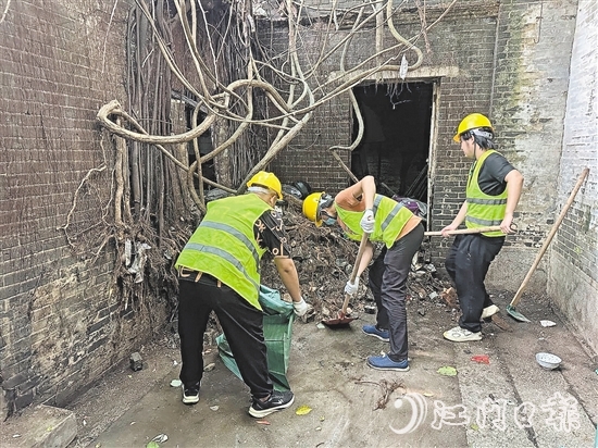 區(qū)城市管理綜合執(zhí)法局組建200人環(huán)境整治攻堅隊，深入水南六里的巷道、老宅，對“環(huán)境頑疾”發(fā)起總攻。