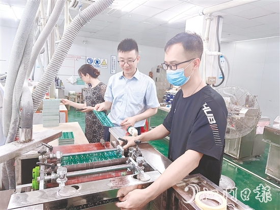 江門建行工作人員走訪企業(yè)，積極對接企業(yè)融資需求。