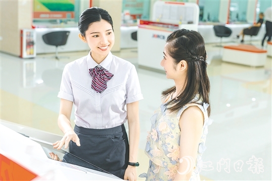 江門農(nóng)商銀行不斷提升服務(wù)水平，為地方經(jīng)濟(jì)發(fā)展提供強有力的金融保障。