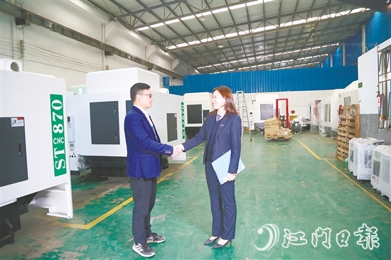 江門農(nóng)商銀行持續(xù)加大信貸支持力度，助力企業(yè)發(fā)展壯大。