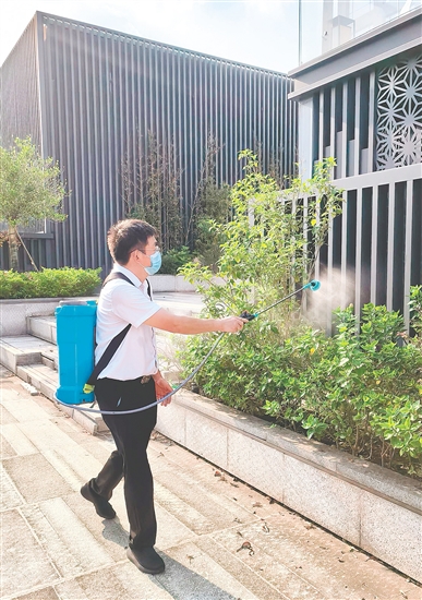 健威廣場工作人員對商場周邊環(huán)境進(jìn)行消殺，減少蚊蟲孳生。