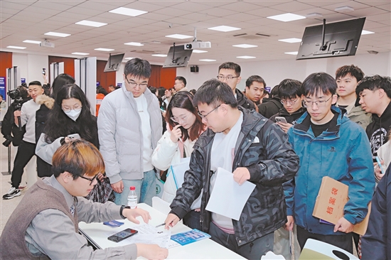 海目星、嘉士利、長優(yōu)實業(yè)等江門優(yōu)質企業(yè)獲青睞，招聘展位吸引了不少學子前來投遞簡歷。