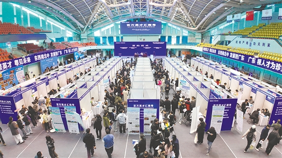 招聘現(xiàn)場(chǎng)人頭攢動(dòng)，共吸引2895名黑龍江學(xué)子入場(chǎng)。