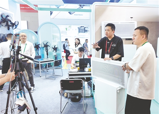 廣交會上，蓬江企業(yè)小崧科技直播帶貨。