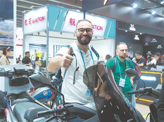 外國客商點(diǎn)贊“蓬江制造”摩托車。張澤彬