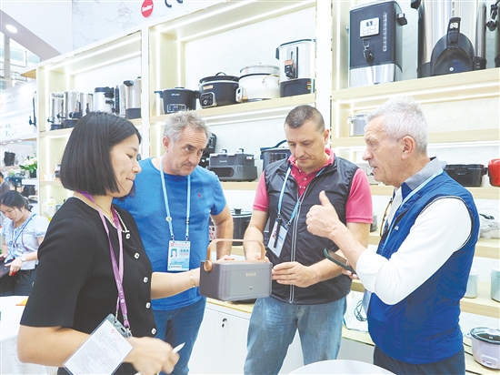 江門市南光電器實(shí)業(yè)有限公司展位上，來自澳大利亞的客商一眼就相中了便攜式加熱便當(dāng)盒。張澤彬