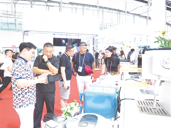 蓬江展位吸引客商駐足了解產(chǎn)品細(xì)節(jié)。張澤彬